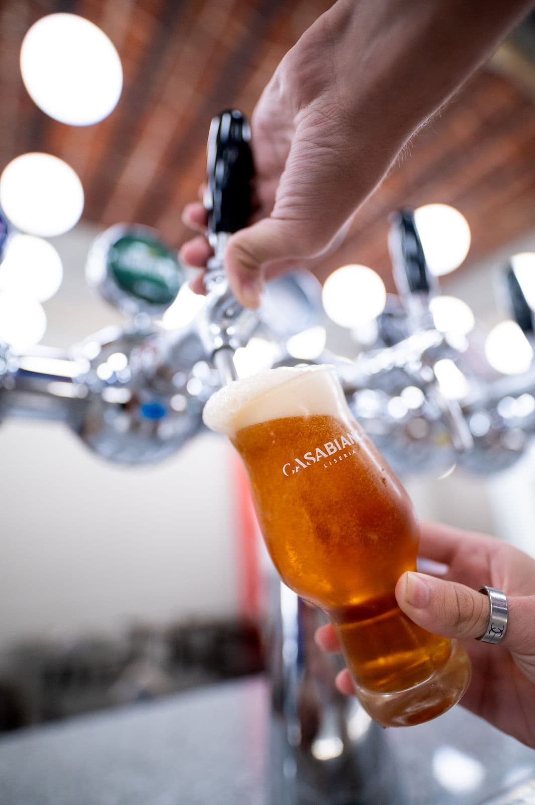 Cerveza rubia tirada en la canilla, en copa de Lisería Casabianca