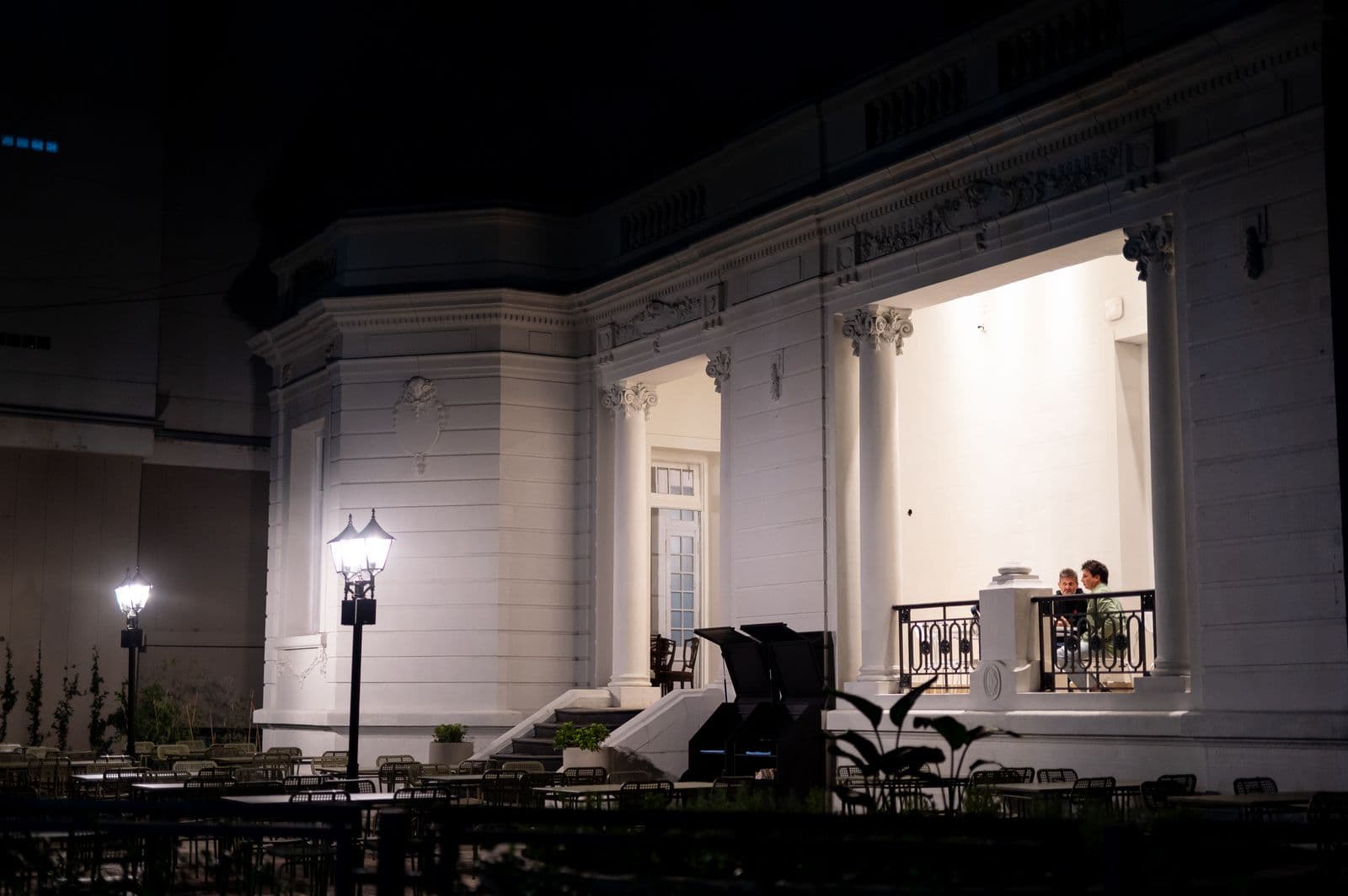 Fachada de Lisería Casabianca de noche, en Boulevard Gálvez 2281, Santa Fe